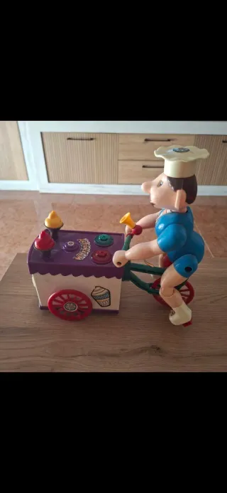 Carrito de helados de juguete vintage