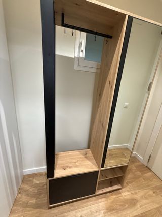 Zapatero moderno con espejo y perchero