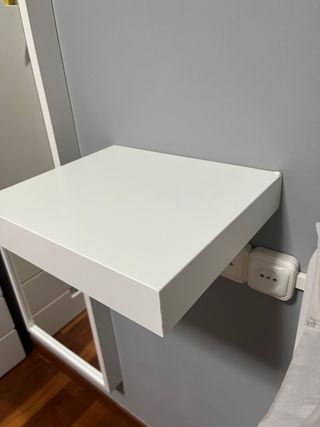 Mesita de noche flotante blanca