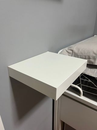 Mesita de noche flotante blanca