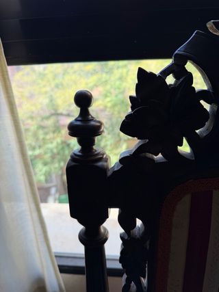 Silla antigua caoba tapizada rayas.