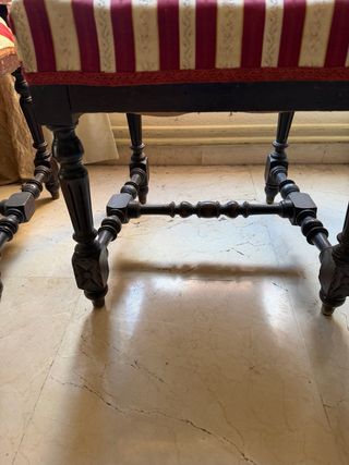 Silla antigua caoba tapizada rayas.