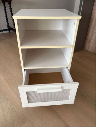 Comodino Ikea con cassetto e ripiani