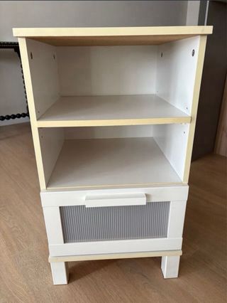 Comodino Ikea con cassetto e ripiani