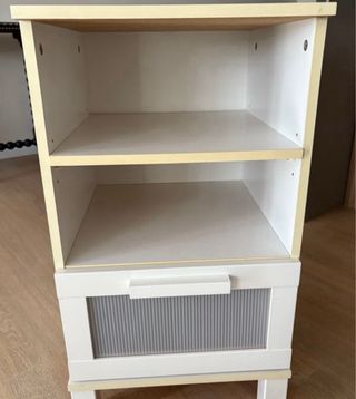 Comodino Ikea con cassetto e ripiani