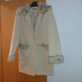 Abrigo beige con pelo sintético
