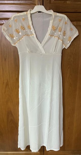 Camisón blanco con bordado floral