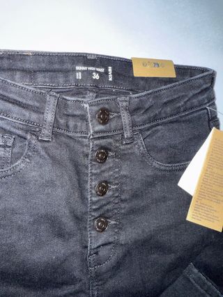 Pantalón vaquero negro con botones