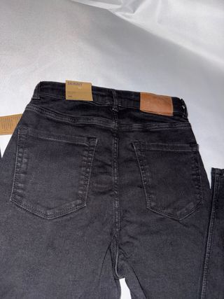 Pantalón vaquero negro con botones