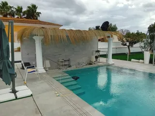 Sombrilla de playa y piscina