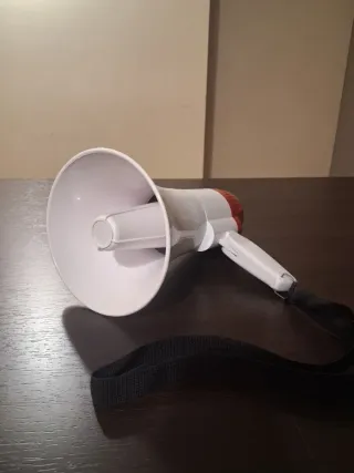 Megafono bianco e rosso