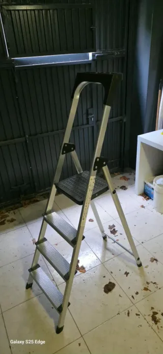 Escalera aluminio 4 peldaños