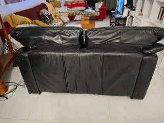 Sofá de piel negro