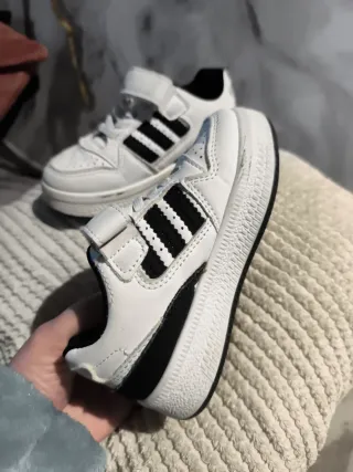 Zapatillas Adidas Blancas y Negras talla 25