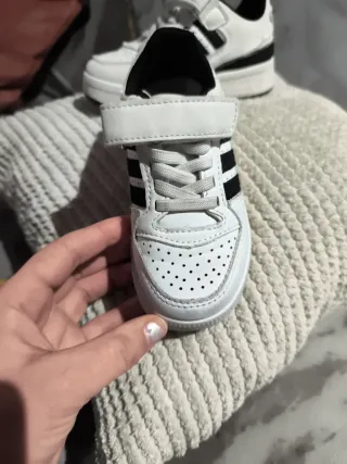 Zapatillas Adidas Blancas y Negras talla 25