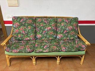 Sofá de bambú con cojines florales