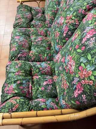 Sofá de bambú con cojines florales