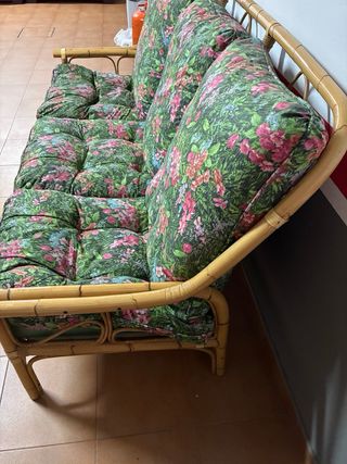 Sofá de bambú con cojines florales