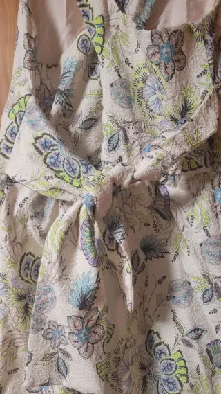 Vestido blanco flores, escote en V, muy bonito