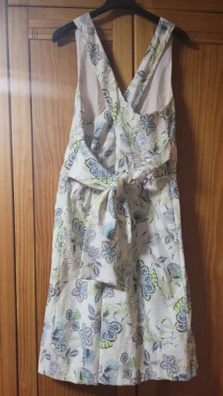 Vestido blanco flores, escote en V, muy bonito