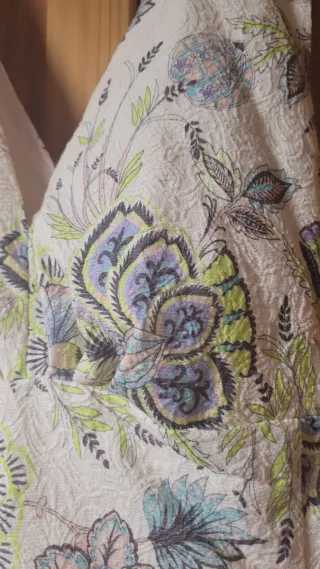 Vestido blanco flores, escote en V, muy bonito