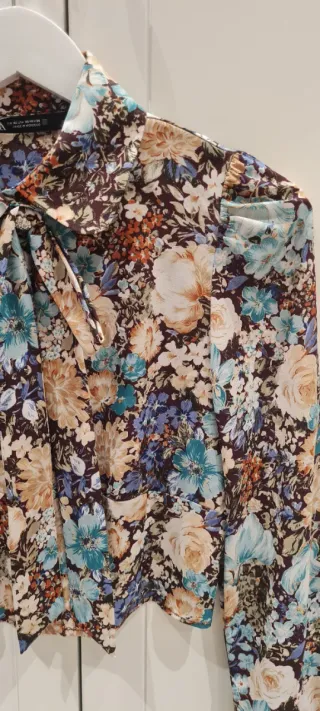 Camisa (blusa) Zara. Estampada Flores.