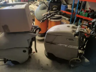 Cubos y maquinarias de limpieza