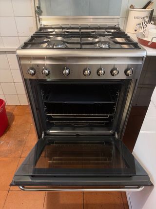 Cocina Smeg de gas natural con horno eléctrico