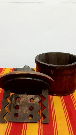 Mantequera antigua de madera