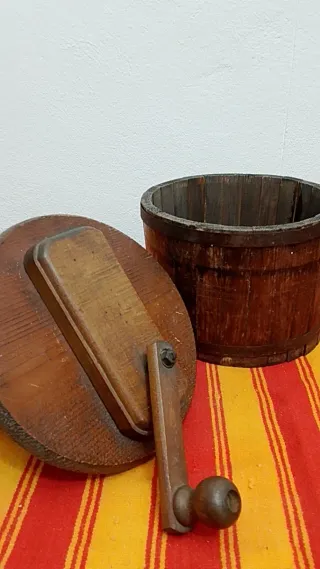 Mantequera antigua de madera