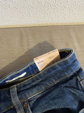 Pantalón vaquero azul modelo BEN de Mango