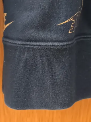 Sudadera Nike Negra y Dorada Logo Repetido