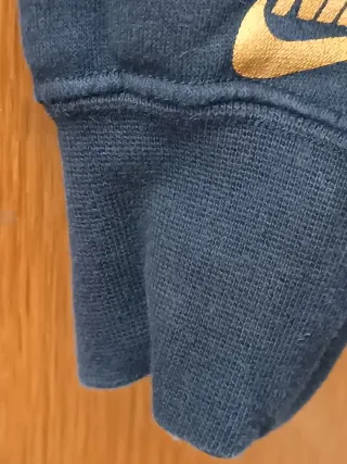 Sudadera Nike Negra y Dorada Logo Repetido