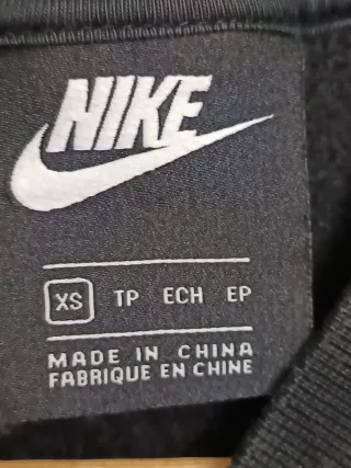 Sudadera Nike Negra y Dorada Logo Repetido