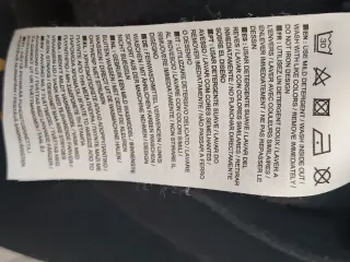 Sudadera Nike Negra y Dorada Logo Repetido