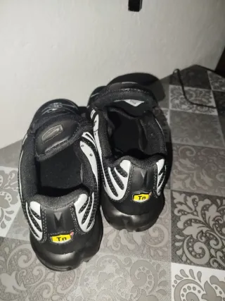 Nike TN hombre talla 42 negras y plateadas