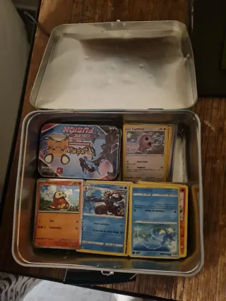 Caja Pokémon + 200 cartas