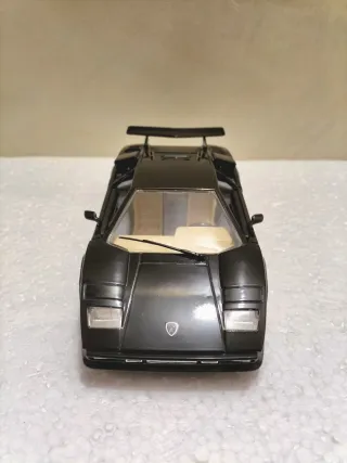 Lamborghini Countach Quattrovalvole Bburago 1/24