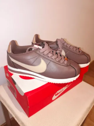 Zapatillas Nike Cortez Mujer Marrón y Dorado
