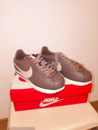 Zapatillas Nike Cortez Mujer Marrón y Dorado