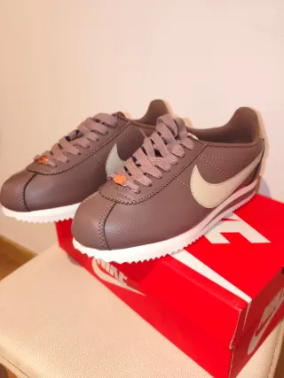 Zapatillas Nike Cortez Mujer Marrón y Dorado