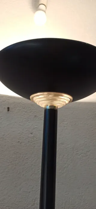 Lámpara de pie negra