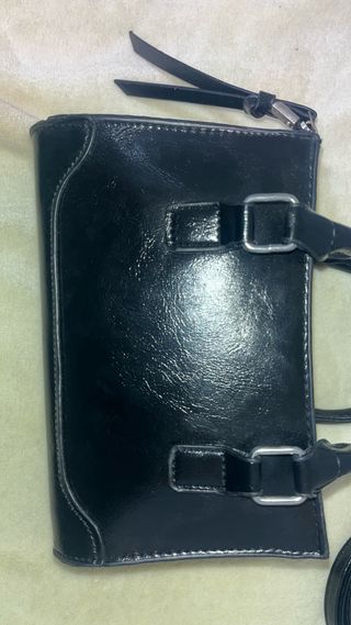 Bolso negro pequeño con asa y correa