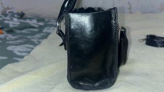 Bolso negro pequeño con asa y correa