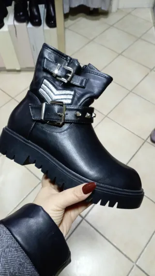 Stivaletti Cafènoir neri con fibbie e borchie