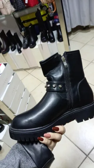 Stivaletti Cafènoir neri con fibbie e borchie