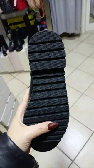 Stivaletti Cafènoir neri con fibbie e borchie