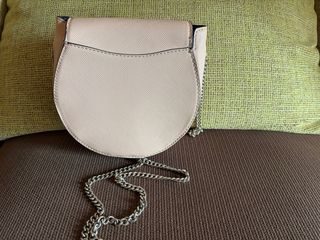 Bolso bandolera rosa con cadena.