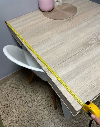 Mesa de comedor de madera clara y blanca