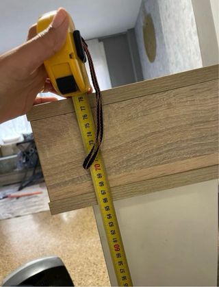 Mesa de comedor de madera clara y blanca